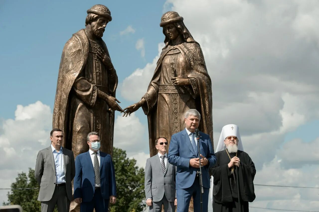 Памятник петру и февронии в ярославле. Памятник петру и февронии в муроме. Памятник святым петру и февронии. Памятник петру и февронии в москве. Памятник петру и февронии в екатеринбурге.