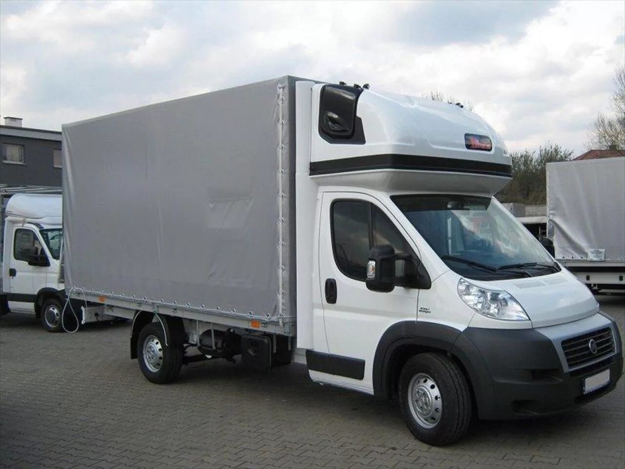 5 тонн. 5 тонн. Ивеко дейли фургон рефрижератор. Hino xzu600l. Фургон категории в.
