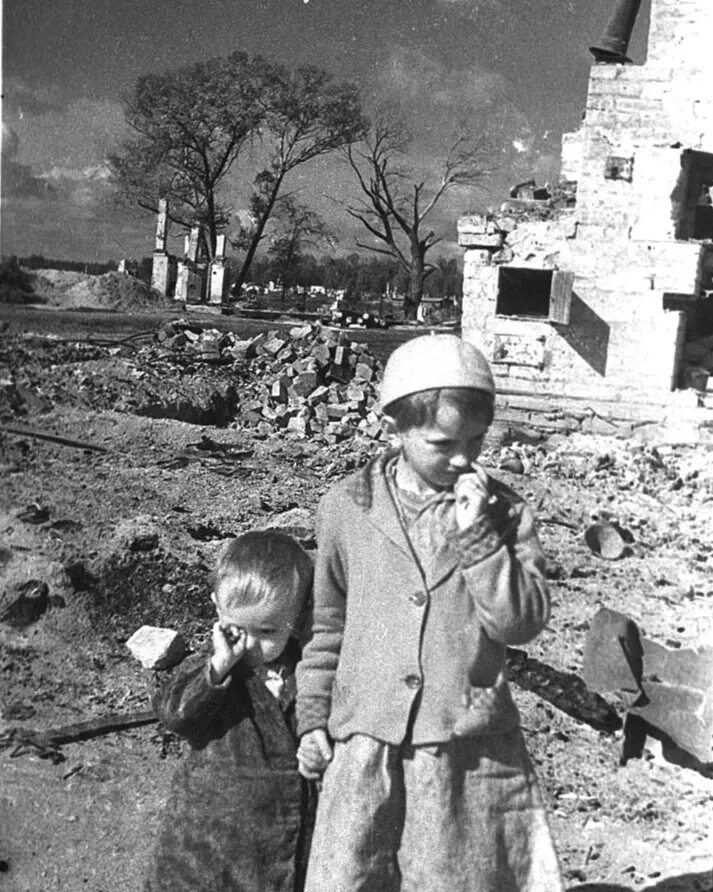 Фото детей во время войны. Дети войны ВОВ. Дети войны 1941-1945 под бомбежкой.