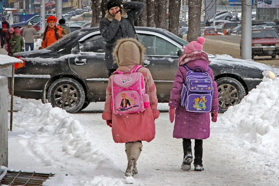 Погода чтобы не идти в школу. Дети идут в школу зима. ребенок идет зимой. дети идут в школу в мороз. дети идут в школу зимой мороз.