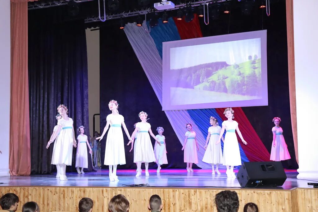 концерт посвященный 10 летию присоединения. концерт 8 лет присоединения крыма к россии. филармония черкесск. концерт посвященный 10 летию присоединения. концертный зал мир.