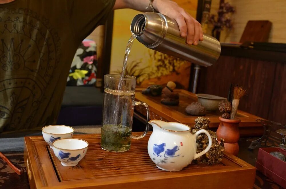 Чайная церемония пуэр. Как заваривать чай проливом. Заваривание чая методом пролива. Как заваривать чай проливом. Чашка гайвань китайская.