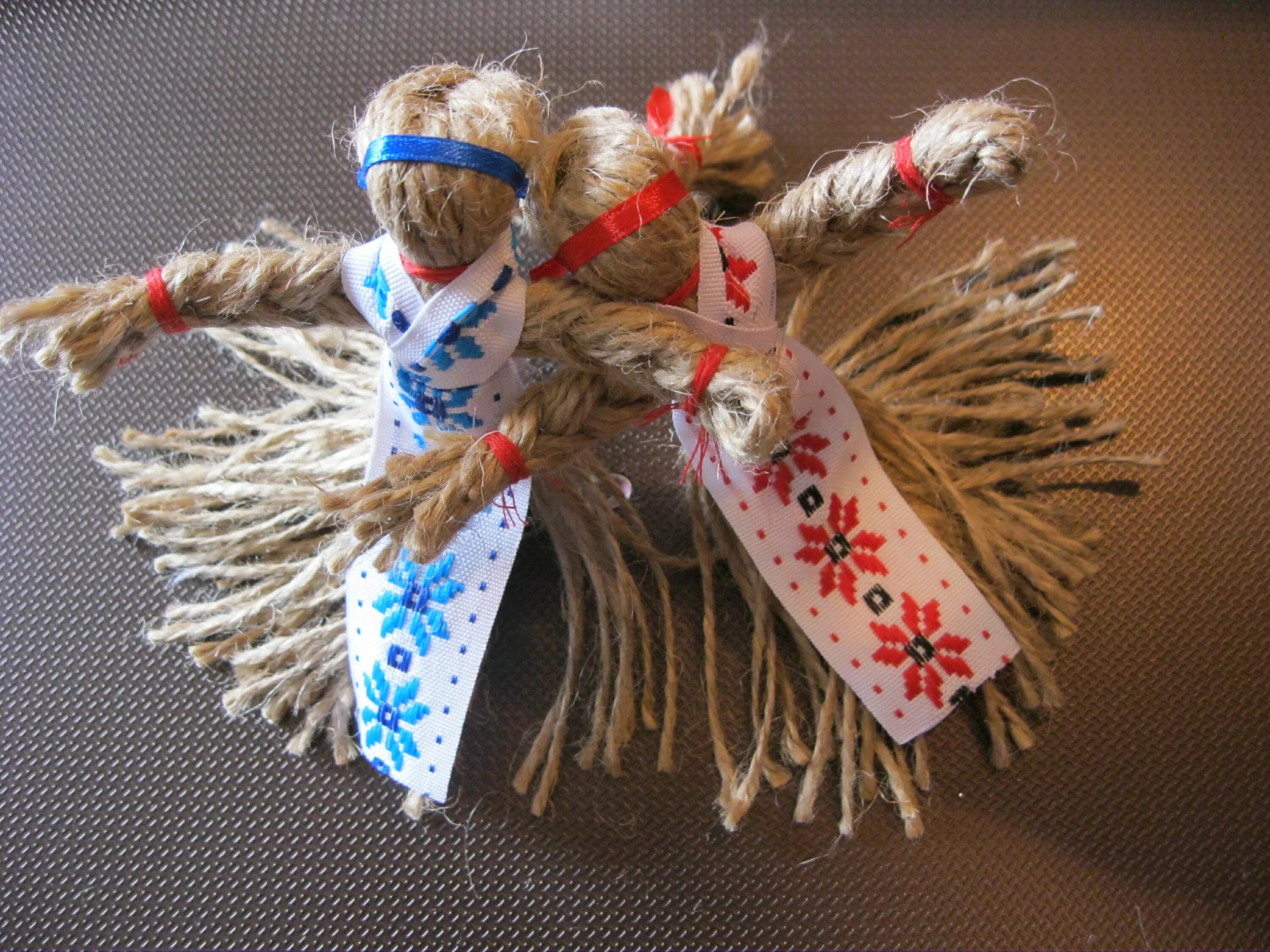 оберег для дома. куколка оберег из ниток. брелок из фетра. славянские обереги куклы мотанки. какой можно сделать оберег.