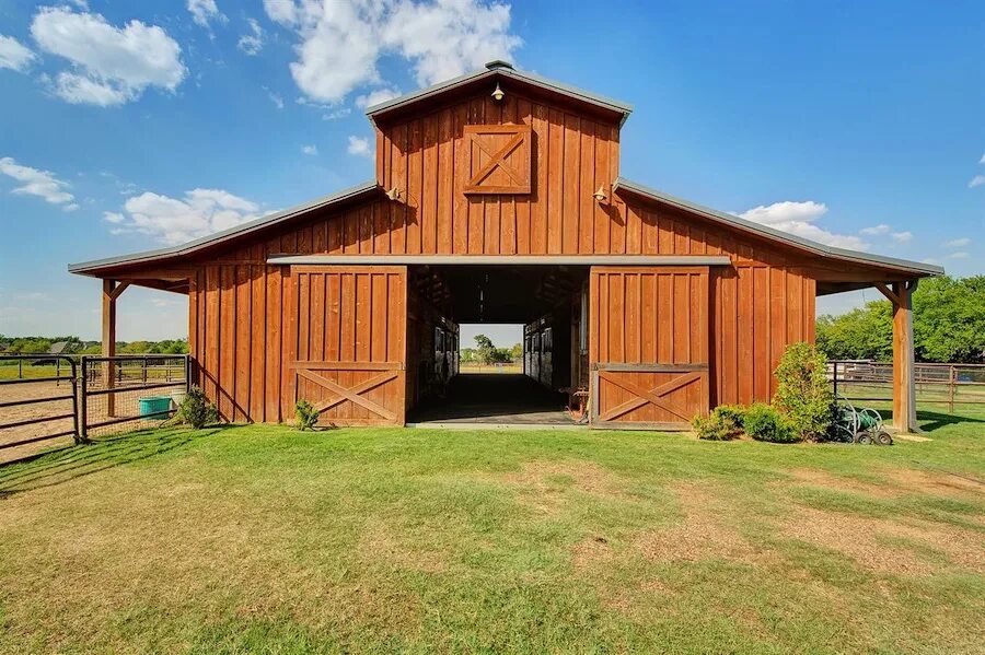 дом крс. ферма для скота. коровник на 20 быков. дом крс. коровник в техасе.
