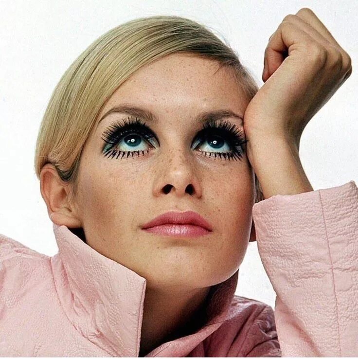 Estilo parisino de los años 60 Long lashes, Longer eyelashes, Halloween face mak