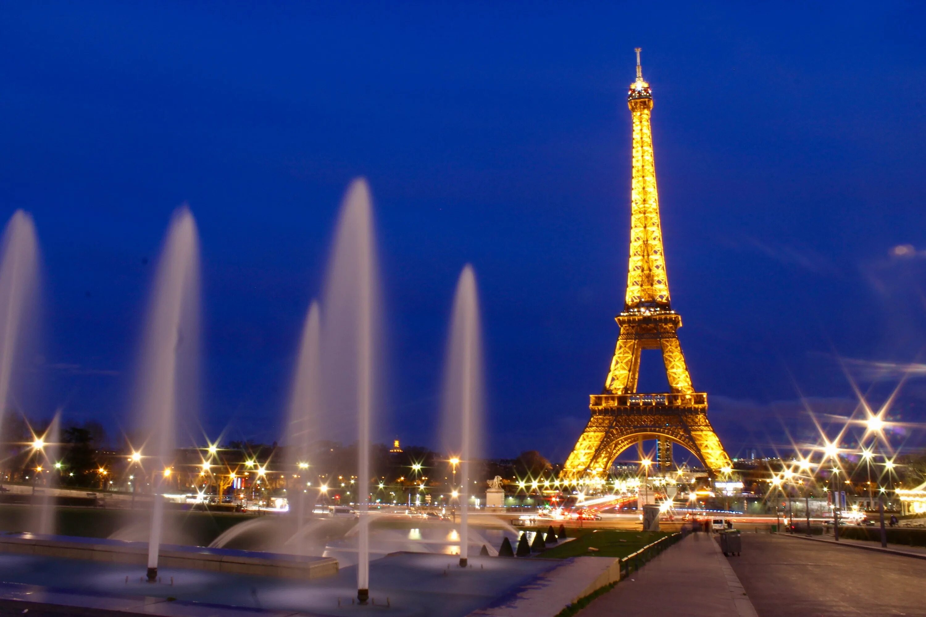 Француз основной. Эйфелева башня в Париже. Эйфель башня Tour Eiffel. Достопримечательности Франции Париж Эйфелева башня. Достропечательности Париж.
