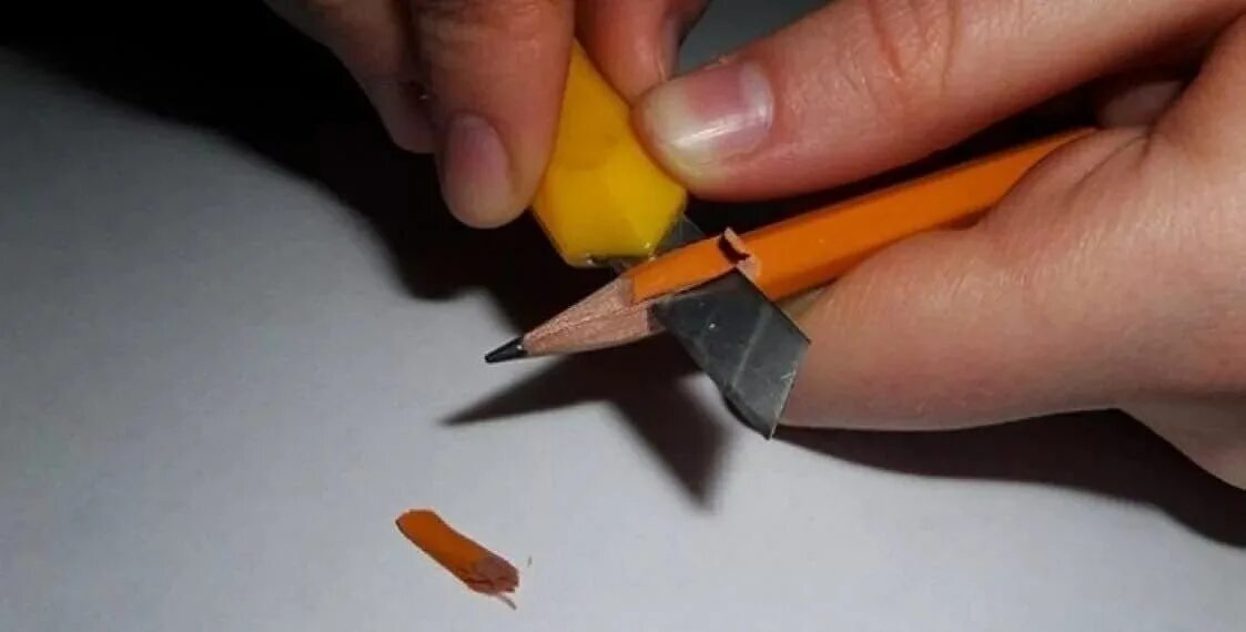 Карандаш наточенный канцелярским ножом. Заточка карандаша для рисования. Правильная заточка карандаша для рисования. Ножик для заточки карандашей. Скрип карандаша