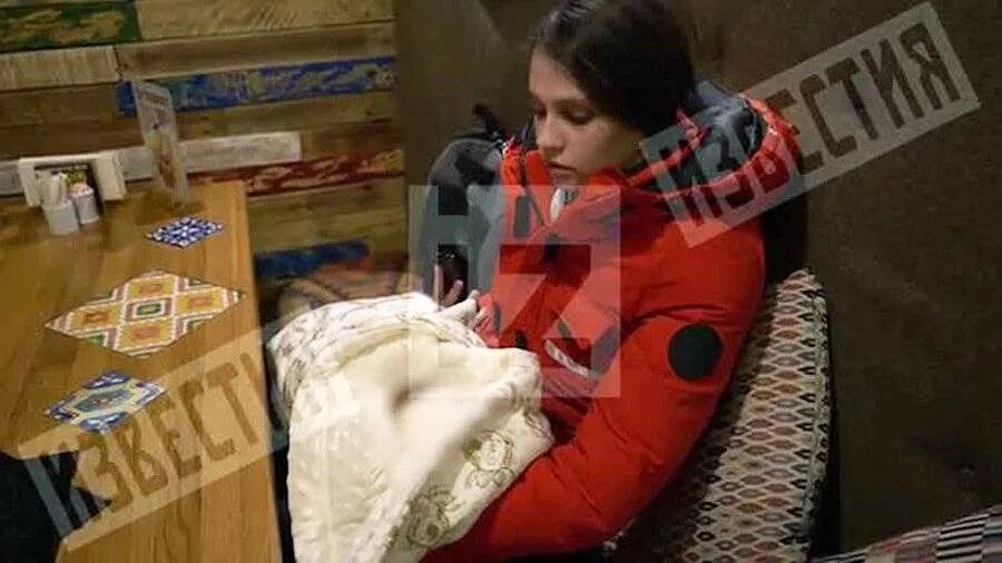 Торговля новорожденными. Пыталась продать ребенка. Мать продала сына новорожденного на органы. Следователь следственного комитета фото. Подросток в суде.