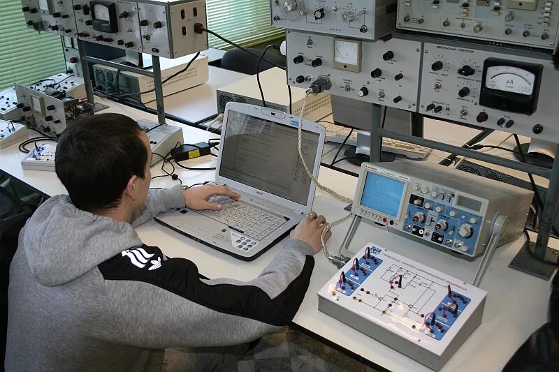 Лаборатория 2 гис. Авиационные приборы и измерительно-вычислительные комплексы. Радиоэлектронная аппаратура. Электронное оборудование. Лаборатория электроники.