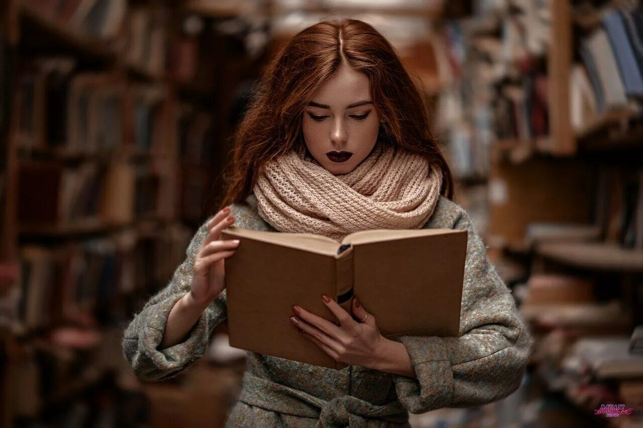 Выглядит читать. Девушка с книгой. Девушка с книжкой. Фотосессия с книгами. Девушка с книгой в руках.