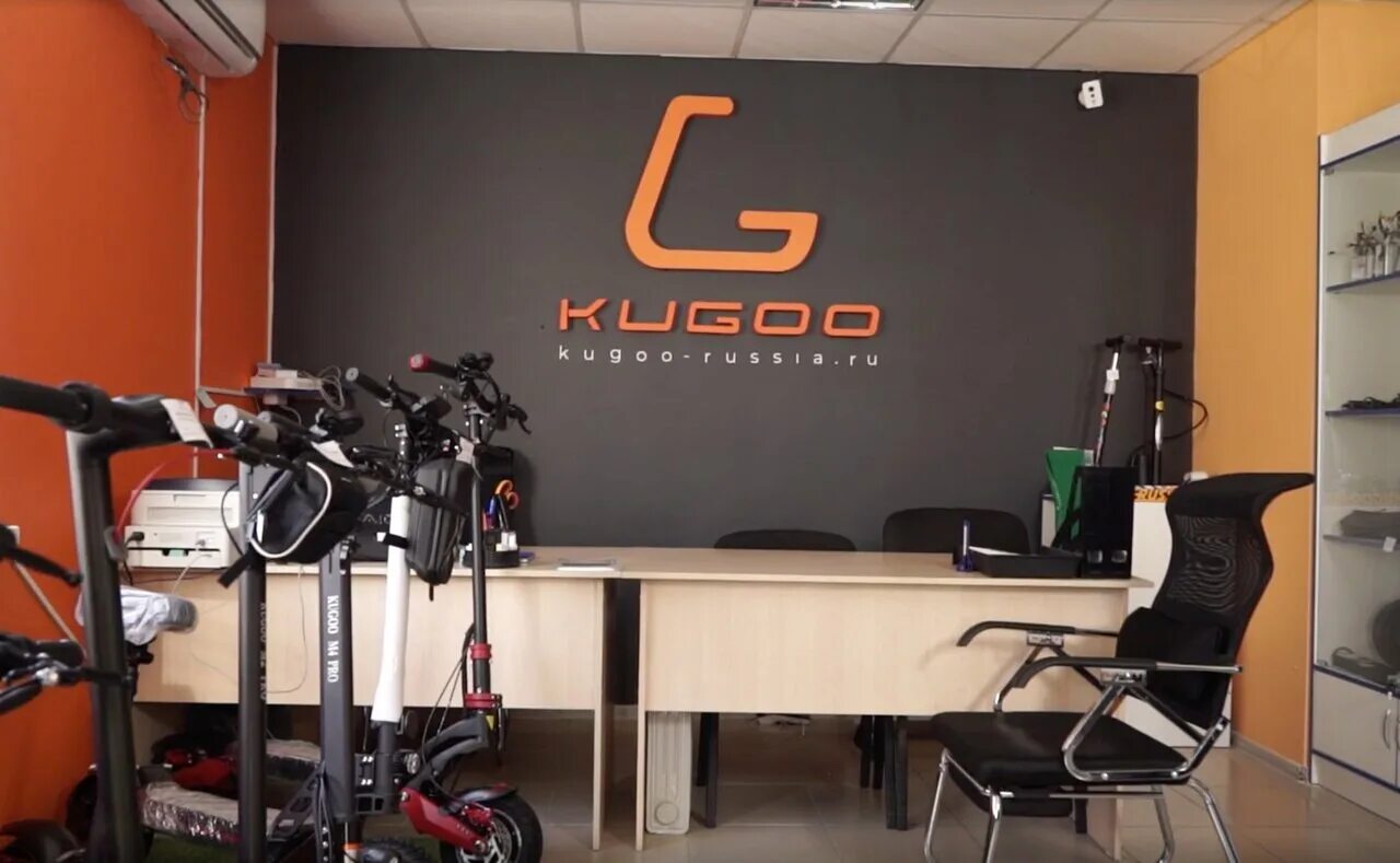 Куго екатеринбург. Kugoo Kirin m5 Pro. Магазин куго электросамокат в Москве. Электросамокаты Kugoo шоурум.