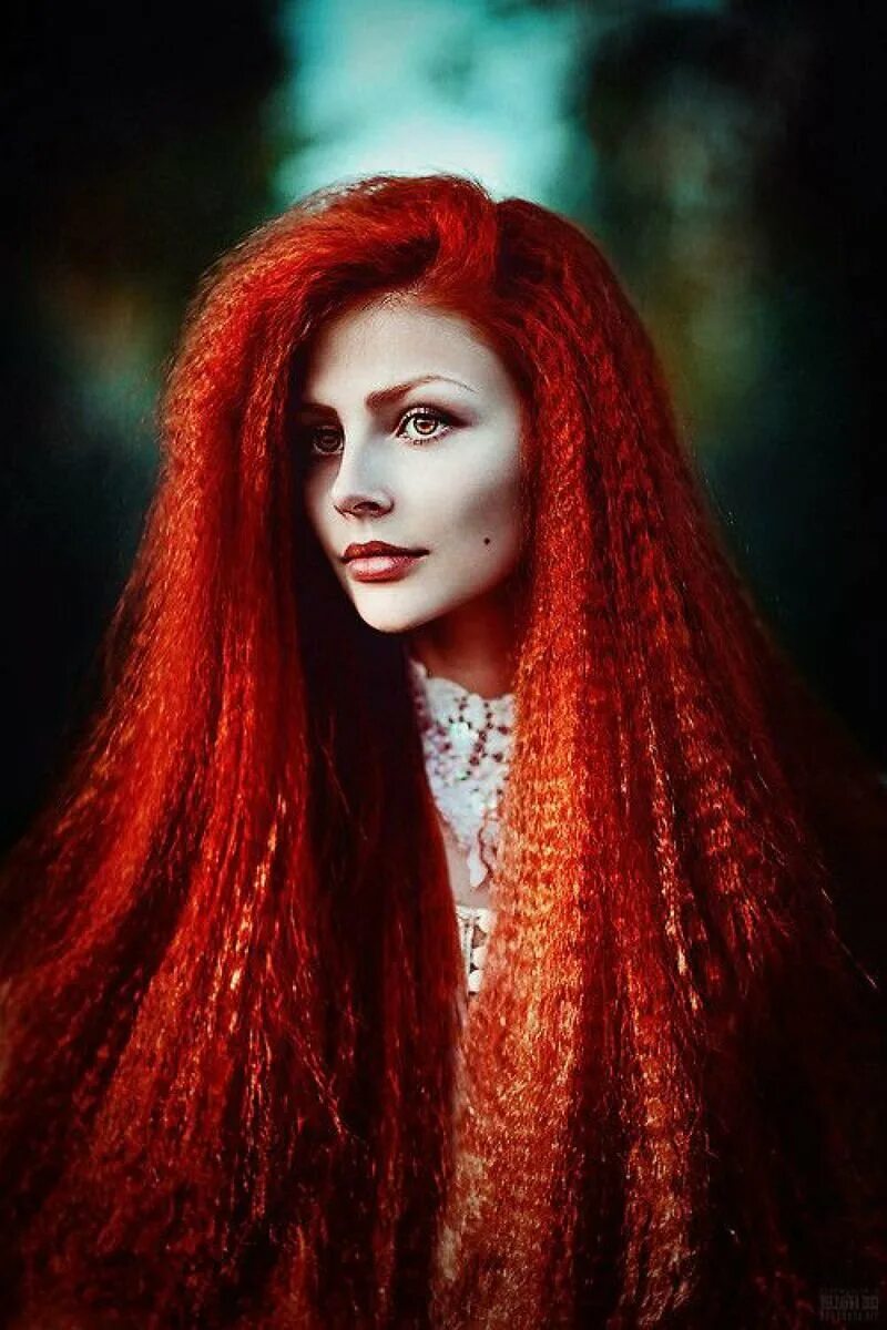 кукла с красными волосами. алые волосы у девушки. александра radiocat набока. николь шиа с красными волосами. ариэль пайпер красные волосы.