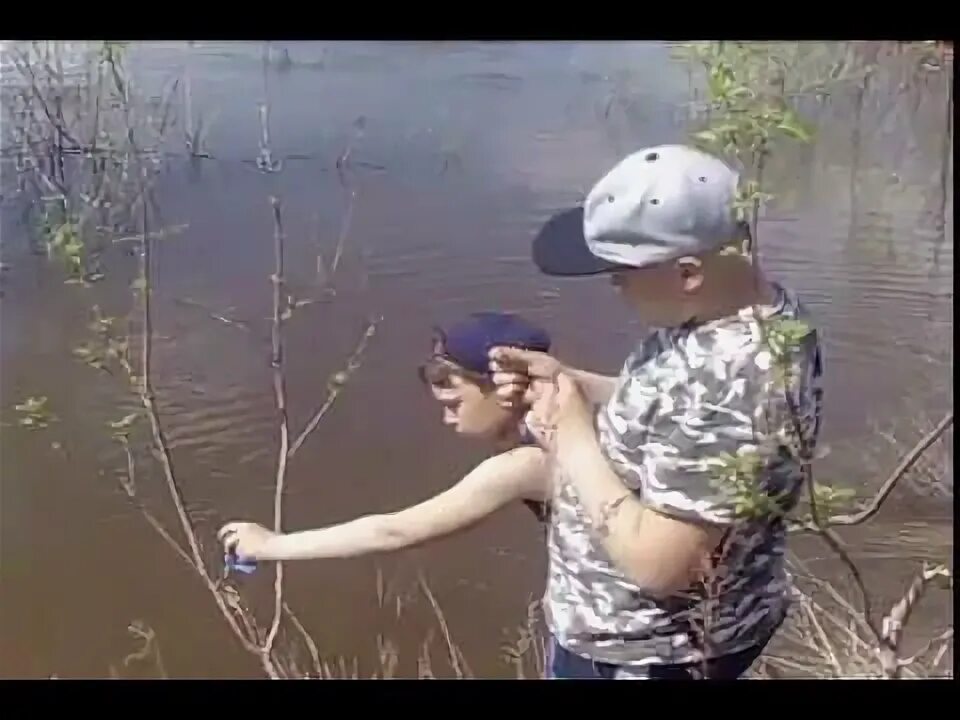 Река разливалась широченным озером впр ответы