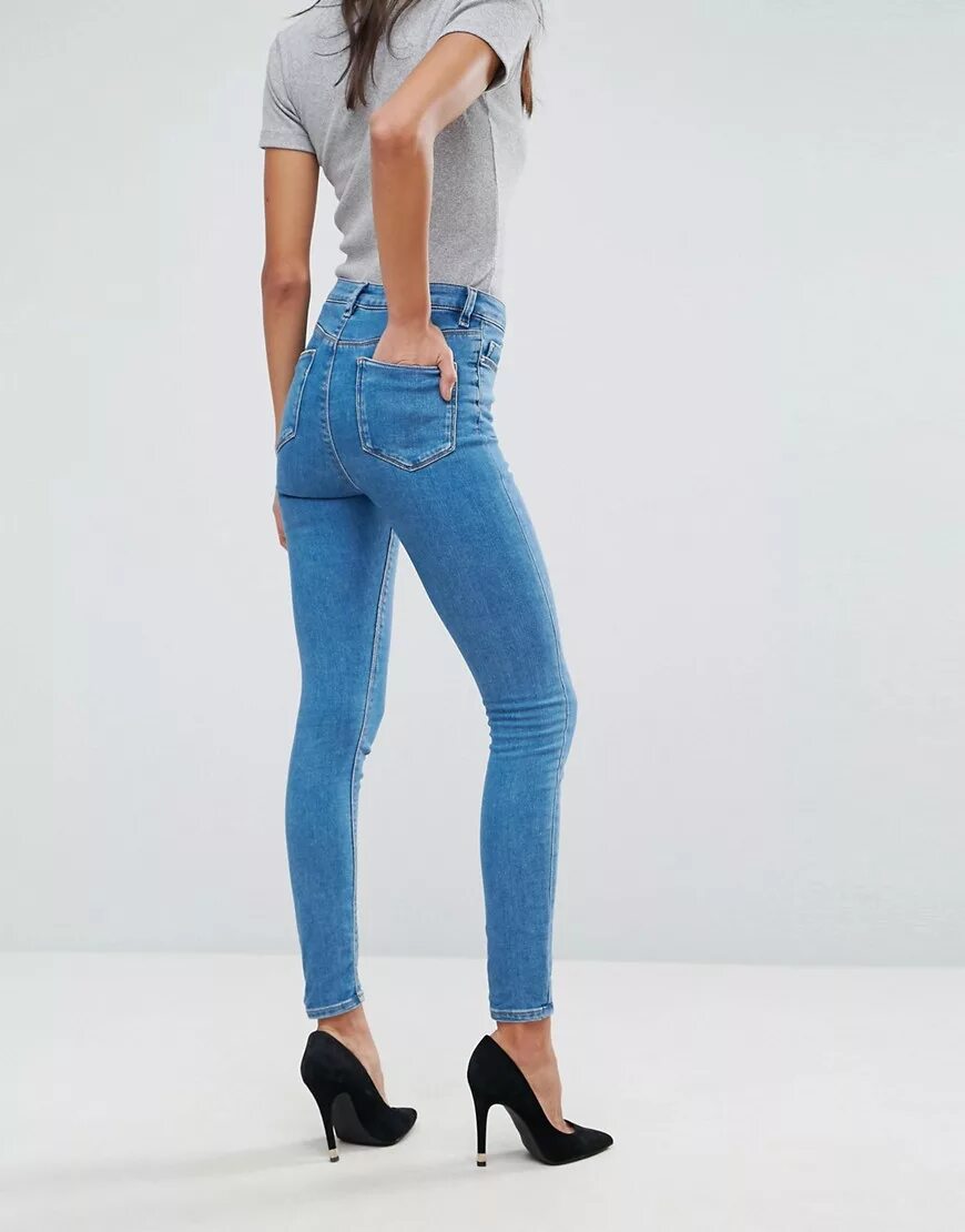 голубые джинсы женские. скинни женщина. джинсы mango sculpt. High-waist скинни джинс. скинни женщина.