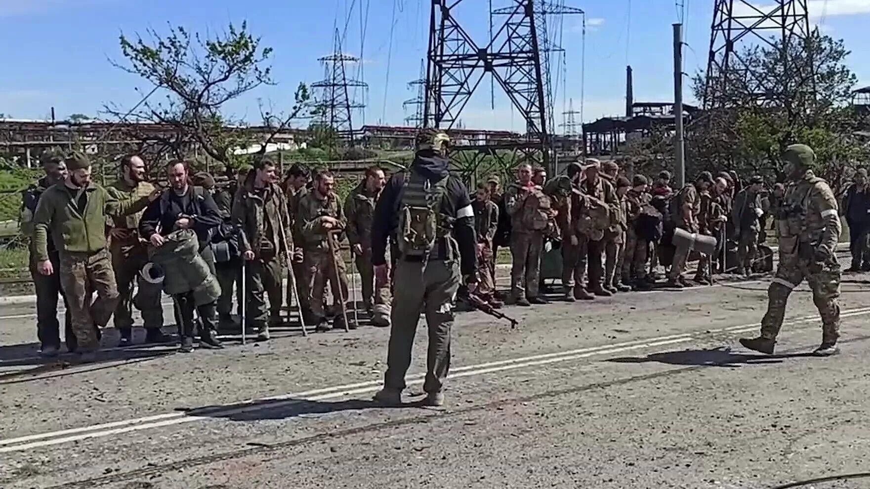 Сдача военнослужащих в плен. Сдача военнослужащих в плен. Пленные всу из мариуполя 2022. Русские солдаты на украине. Сдача военнослужащих в плен.