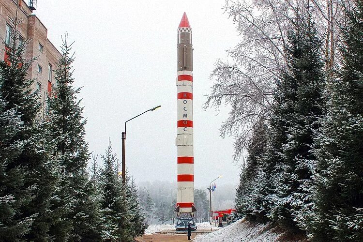 Ракета ленинградский. Гигантская ракета. Лехтуси ракеты. Ракета кафе москва. Молния м ракета-носитель.