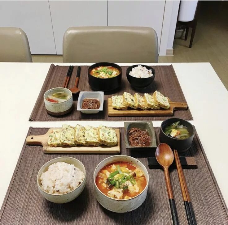 Корейский ужин. Корейский завтрак. Традиционный корейский завтрак. Корейский стол с едой. Японский стол с едой.