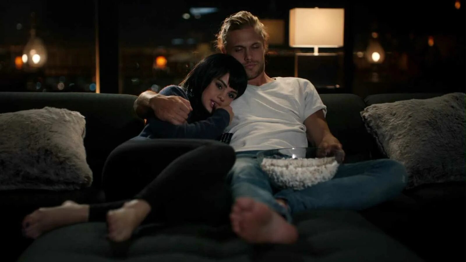 Муж смотрит 18. Парень с девушкой в кинотеатре. Пара на диване перед телевизором. Парень и девушка на диване.