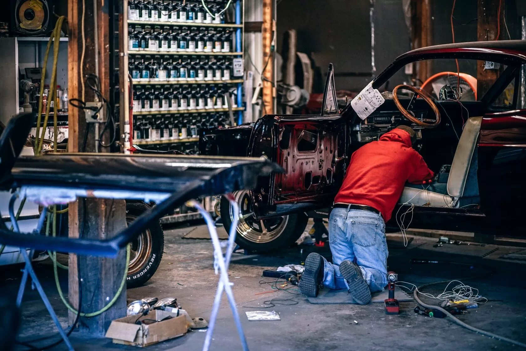 Социальный автосервис. Автомастерская. Гараж для автомобиля. Машина в гараже. Машина в автомастерской.