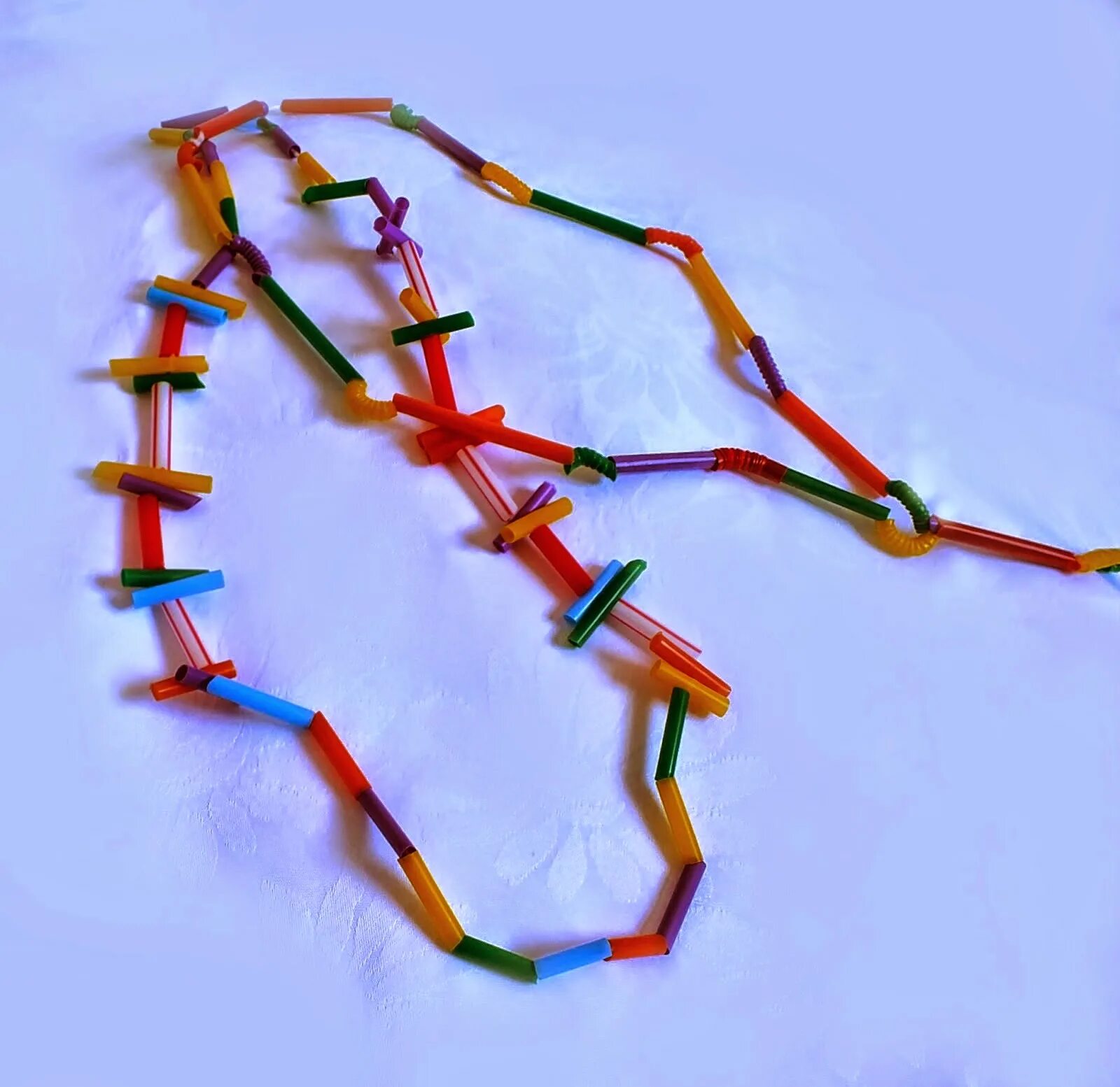 Поделки из трубочек для коктейля. Поделки из трубочек. Конструирование форм из пластиковых трубочек. Конструирование форм из пластиковых трубочек. Подклкииз трубочек до коктейля.