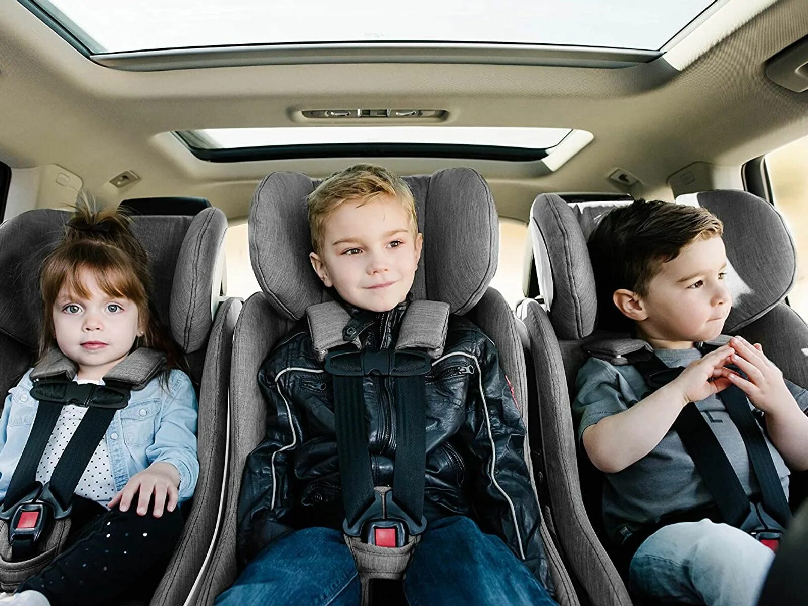 Ребенок 8 лет без кресла. Машина для детей. Детское кресло в машину. Перевозка детей в машине. Ребенок в автокресле.