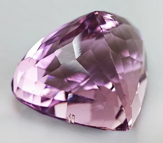 Топаз розовый полудрагоценный камень. Розовый полудрагоценный камень. Кунцит. Как называется розовый драгоценный камень. Розовая шпинель.