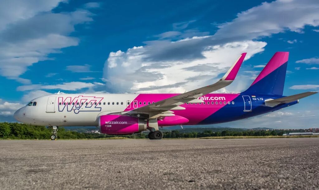 Айра москва. 5w7014 Wizz Air. Wizzair Лондон. Визз Эйр в Москве. Самолёт Wizz из Лондона.