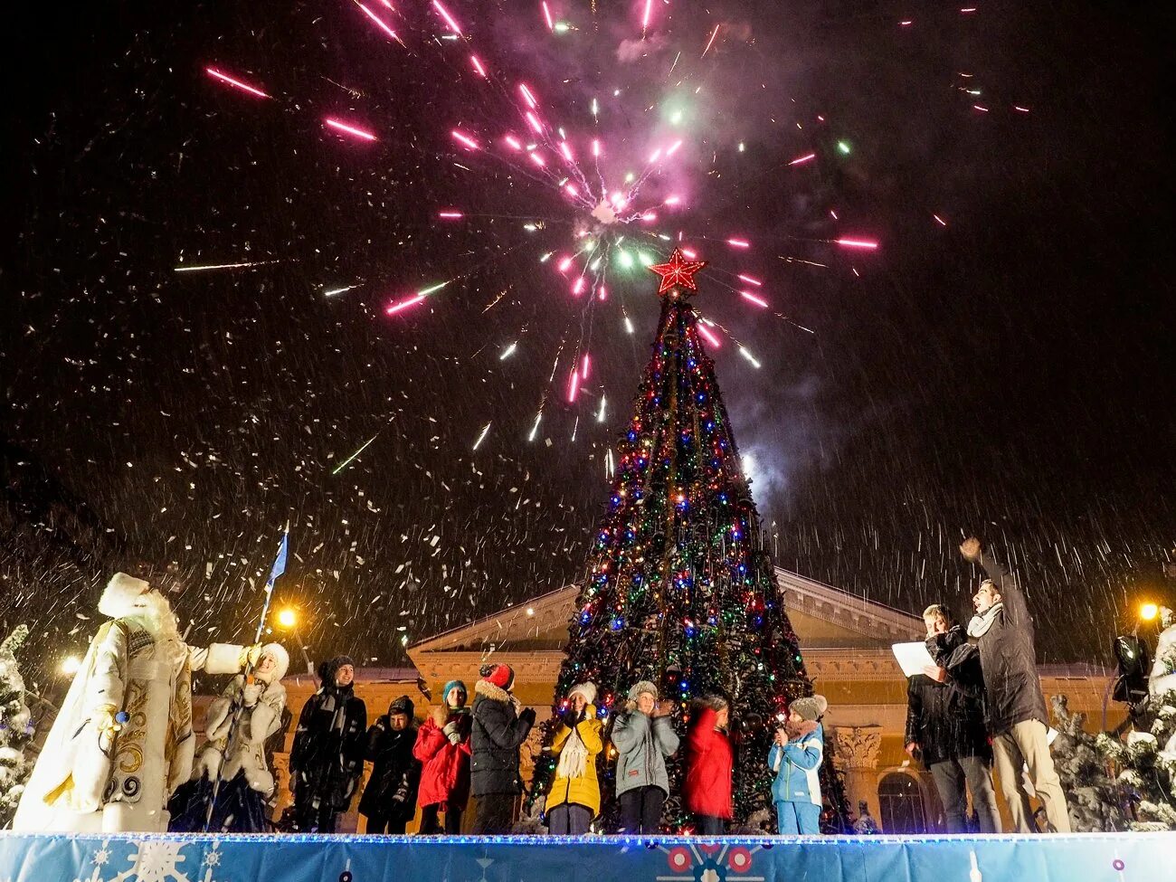 городская ёлка зажигает огни анимационная программа для улицы. фейерверк новый год южная сахалинск. елка на площади орджоникидзе в якутске. новый год зажигает елки. городская елка ставрополь.