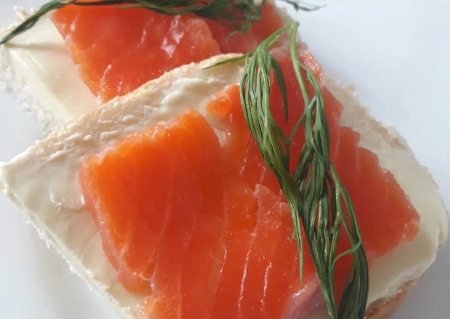 Засоленная форель на бутербродах. Форель чавыча слабосоленая. Как засолить форель для бутербродов. Брускетты с лососем гравлакс. Соленая форель кусочками.