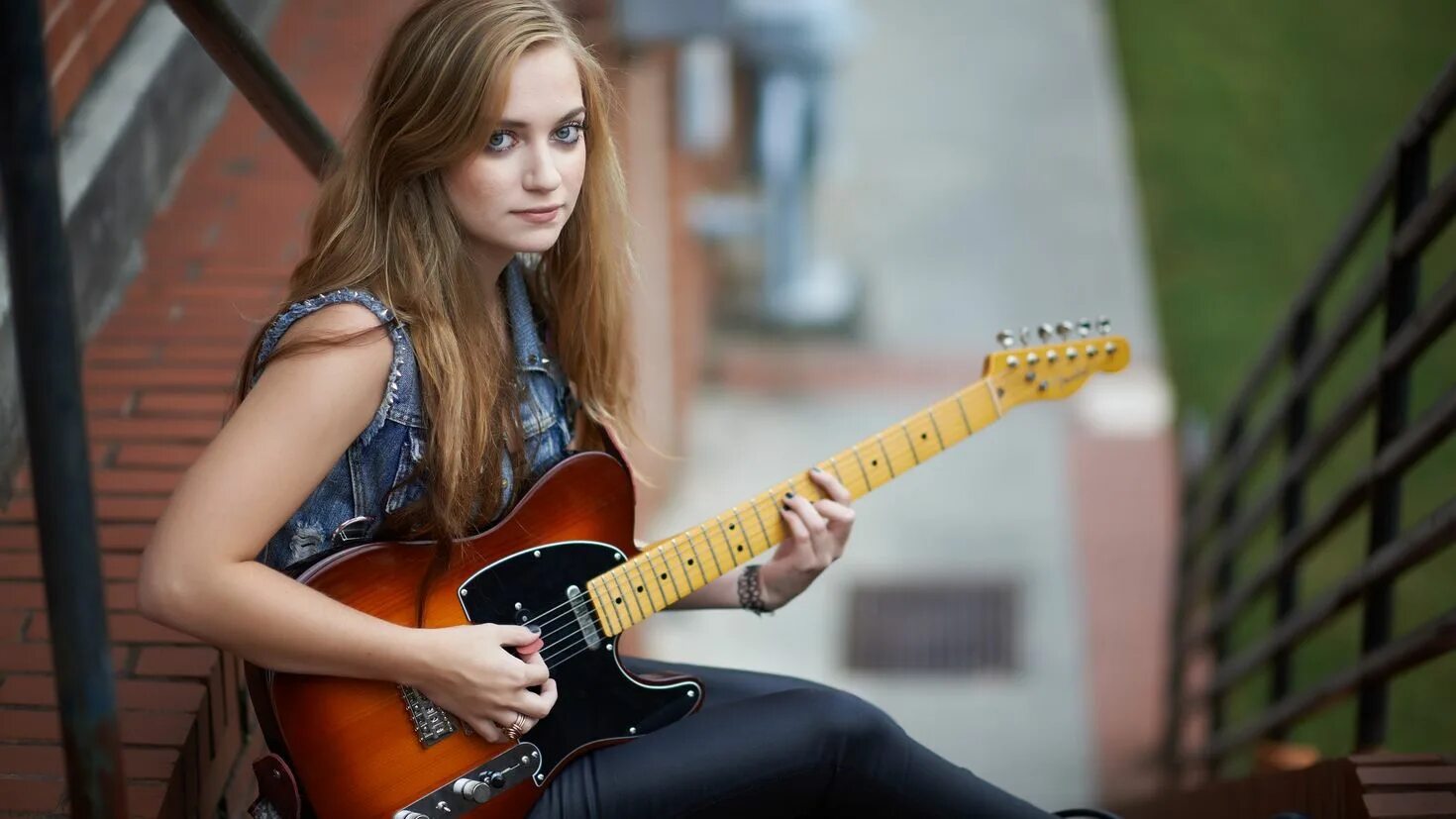 Girl playing guitar. Девочка с гитарой. Фотосессия с гитарой. Девушка с акустической гитарой. Гитара для детей.