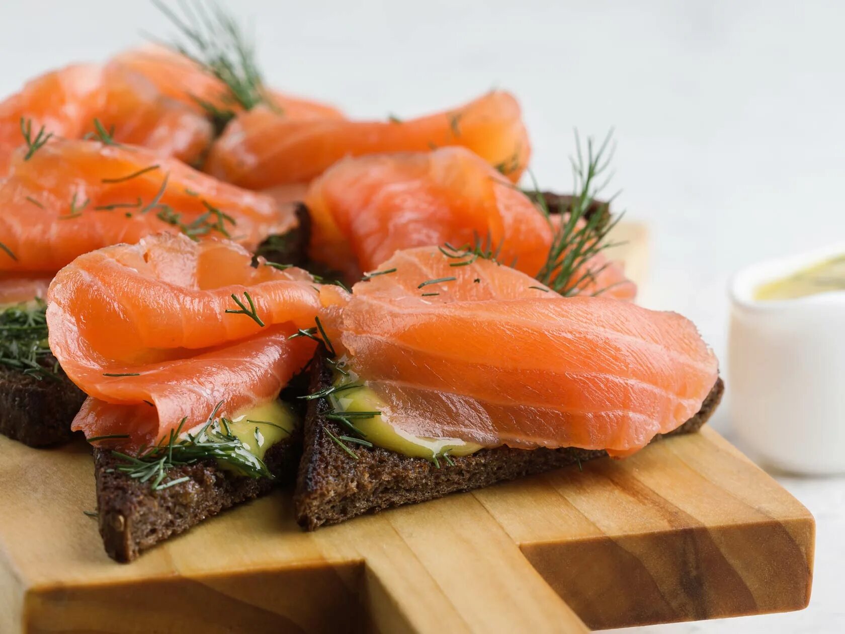 Рыба в азиатском стиле. Чавыча подкопченная. Блюда из лосося. Спринг роллы с ореховым соусом. С соусом копченый лосось.