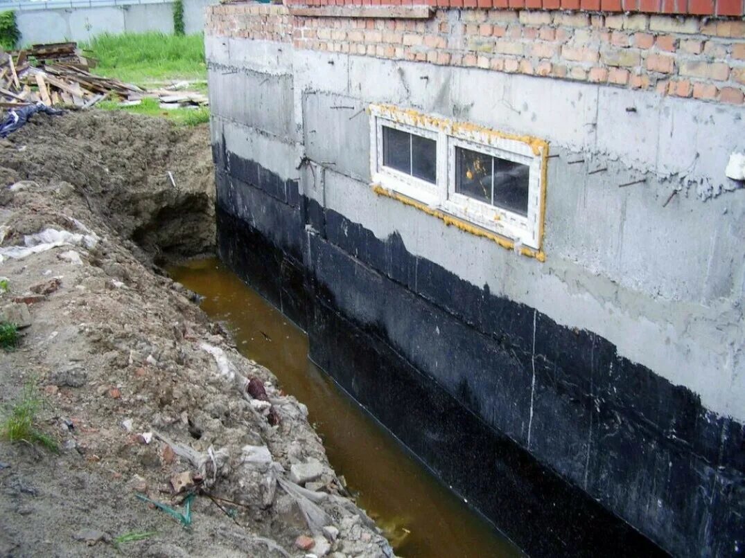 Гидроизоляция котлована. Грунтовая вода в доме что делать. Дренажная система фундамента. Разрушение фундамента грунтовыми водами. Гидроизоляция пола в подвале изнутри от грунтовых.