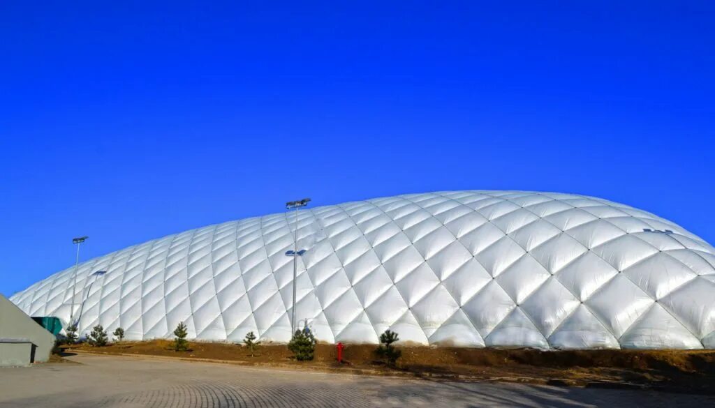 Надувной павильон. Спортивные сооружения с куполом. Спортивный купол. Надувная палатка прозрачная пузырь. Igloo павильон.