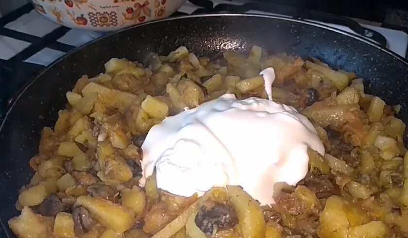 Картошка с замороженными грибами на сковороде жареная. Жареная картошка с грибами и сметаной. Картошка с грибами на сковороде со сметаной. Картошка с грибами в сметане. Жареная картошка с грибами на сковороде со сметаной.