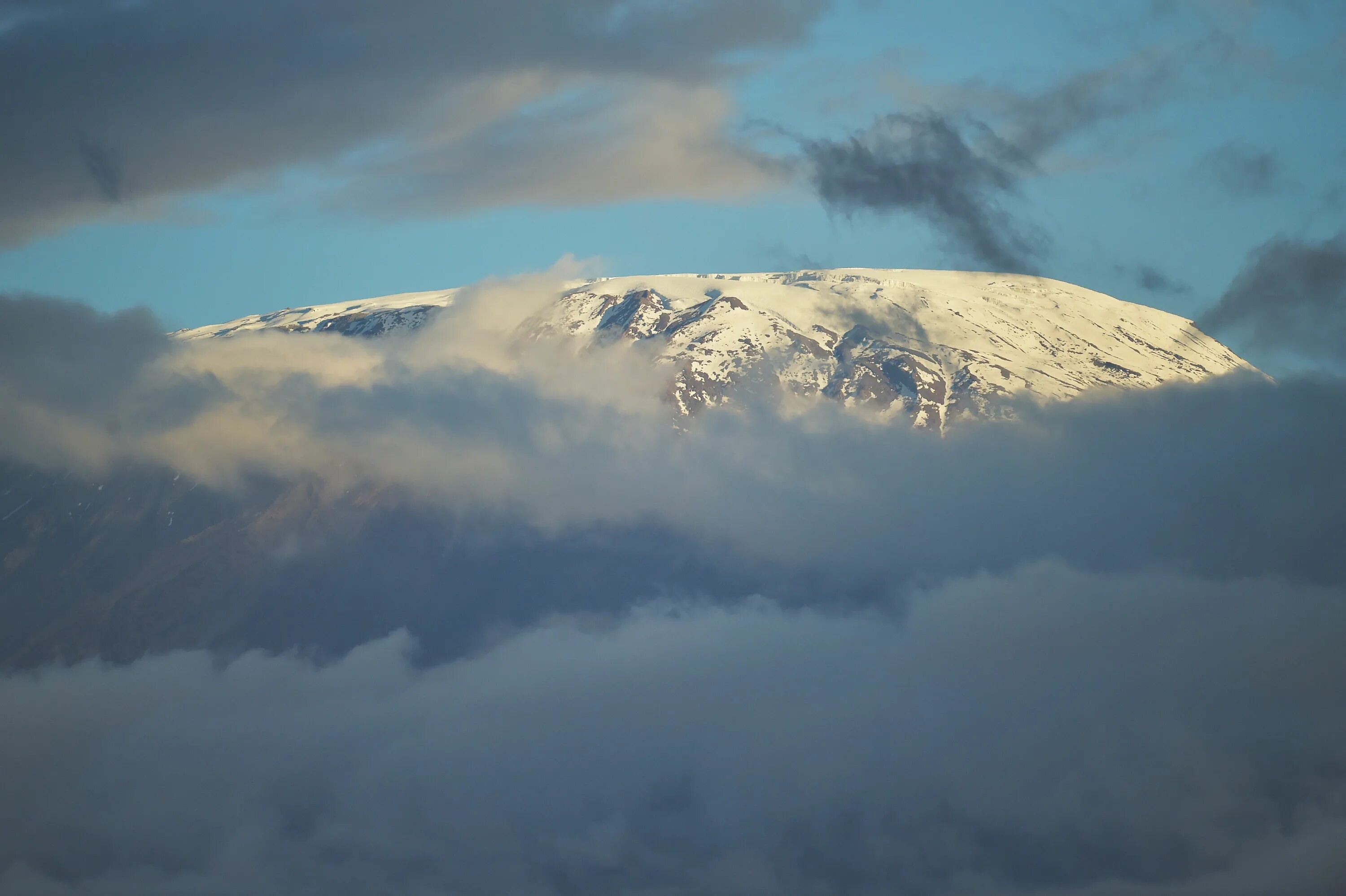 Килиманджаро хемингуэя. Гора Килиманджаро с самолета. Вулкан Килиманджаро. Хемингуэй снега Килиманджаро. Флаг Килиманджаро.