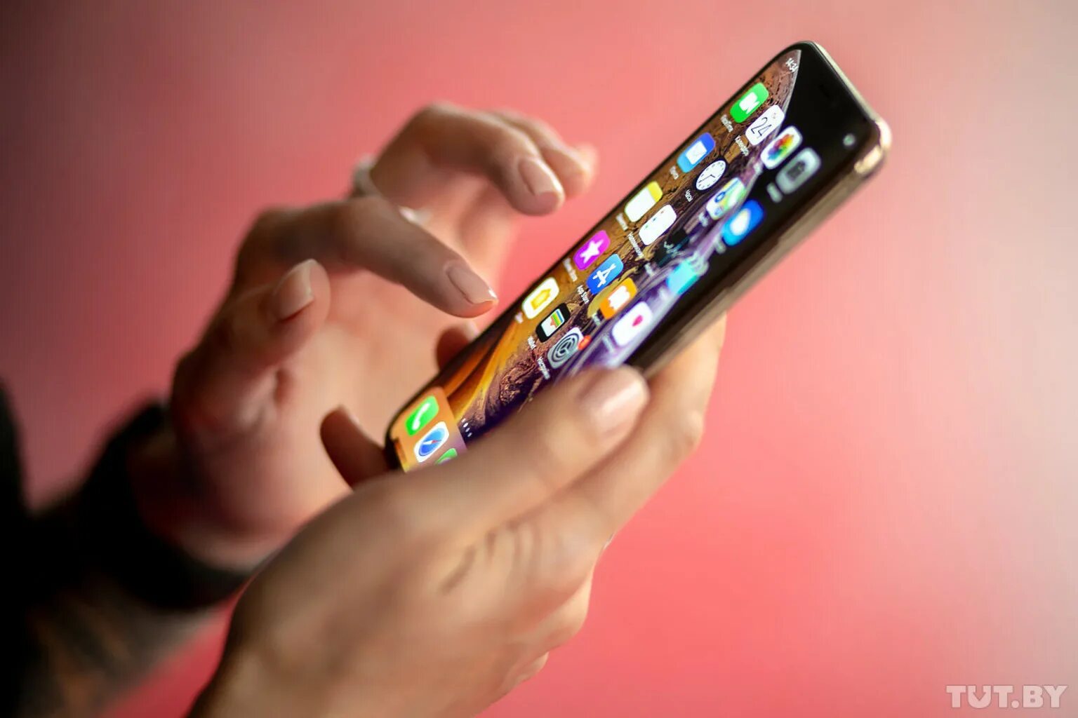 Сша отключат айфоны в россии. Смартфон в руке. Айфон в руке. Apple iphone XS В руке. Новый айфон в руке.