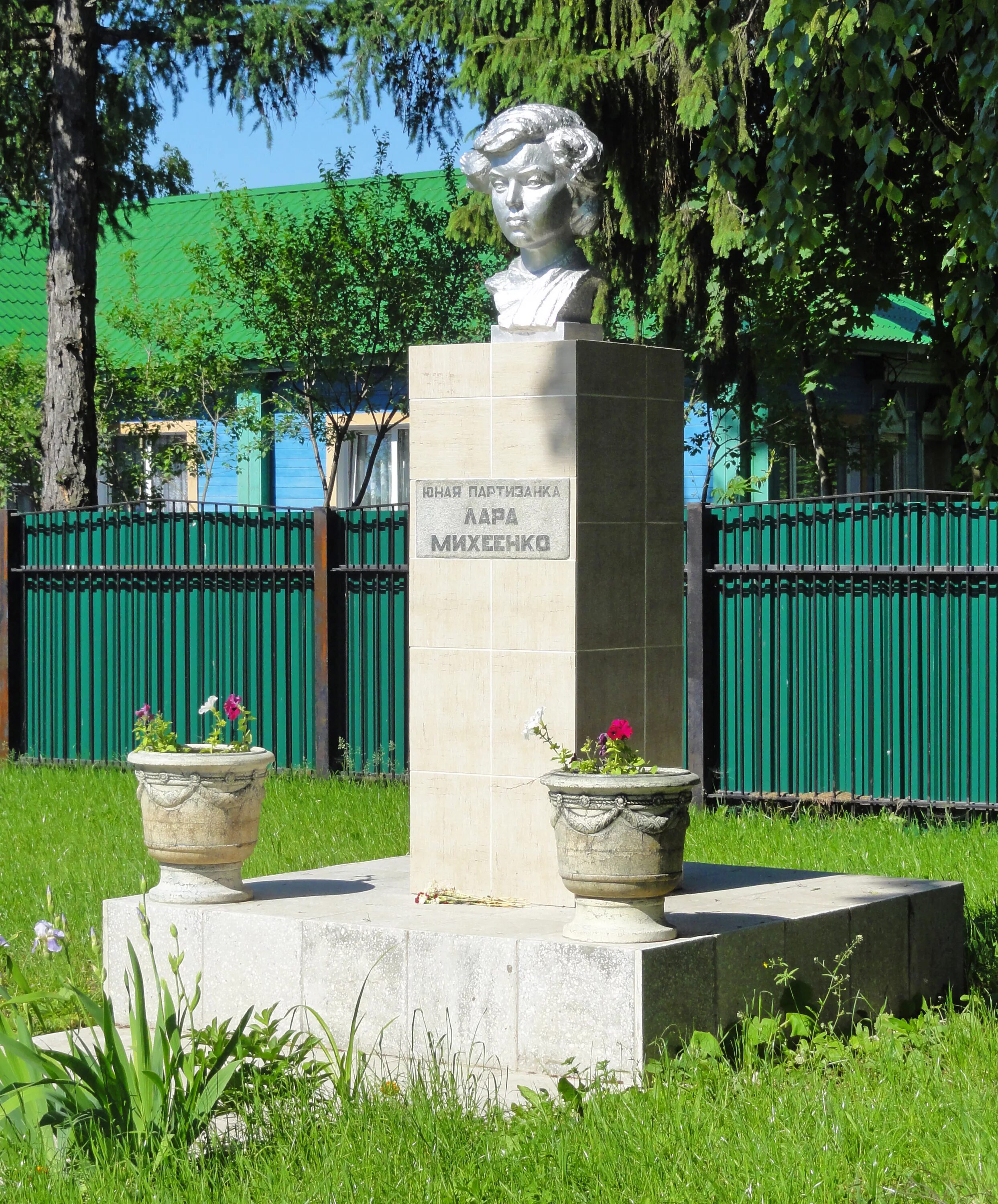 Хотьково улица михеенко. Памятники пионерам-героям лара михеенко. Хотьково ул михеенко 23а. Хотьково михеенко. Хотьково михеенко.