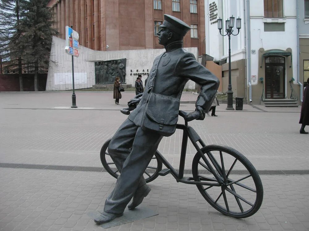 Памятник почтальону в калуге. Памятник почтальону. Минск статуя. Почтальон минск. Почтальон минск.