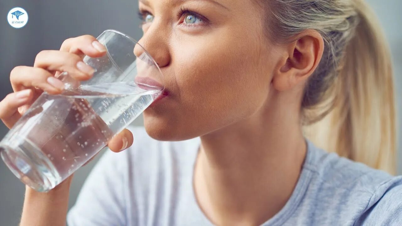 Пью воду она сладкая. Пью воду она сладкая. Пью воду она сладкая. Женщина пьет из стакана. Пьет воду с открытым ртом.
