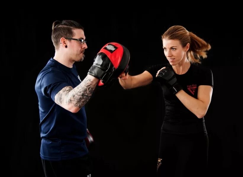 Независимая женщина бокс. Women punching. Чой боксёрша. Фитнес бокс для женщин. Девушка с боксерской грушей.