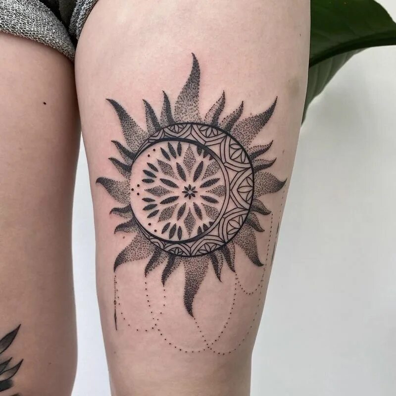Маленькая тату солнце. Что значит тату солнце. Тату солнце мужские. Тату солнце мужские. Тату солнышко.