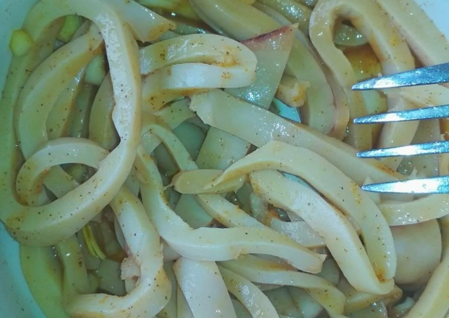 Рецепт маринованных кальмаров в домашних. Кальмары в маринаде. Маринад для кальмаров в домашних. Желтые соленые кальмары. Маринованные кальмары с острым перцем.