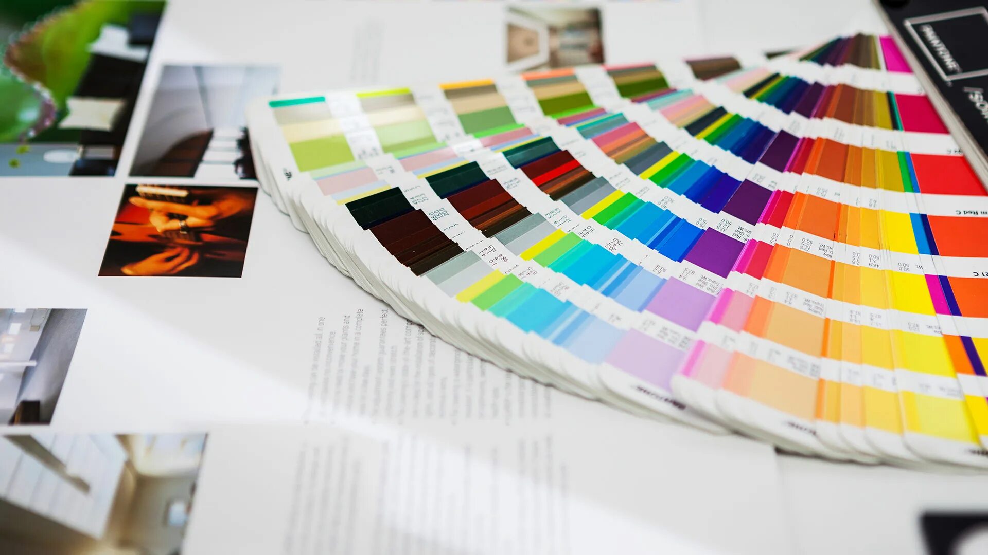 веер pantone guide coated uncoated. цвета для печати в типографии. смик цвета. палитра цветов для типографии. колор принт 115 гр.