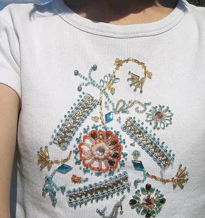 Вышивка на одежде как называется. Вышивка стеклярусом на одежде. вышивка бисером на футболке. бисерная вышивка на одежде. вышивка из бисера на одежде.