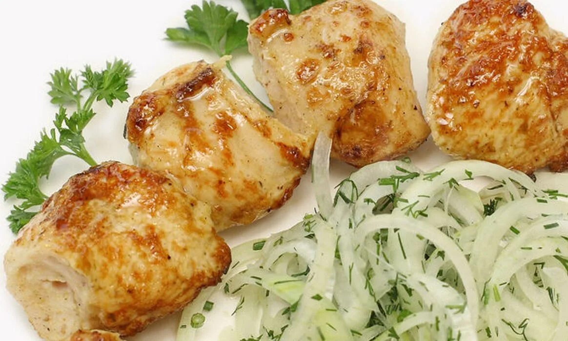 Чтобы куриный шашлык был сочный. Шашлык куриный. шашлык куриное филе. шашлык из куриной грудки.