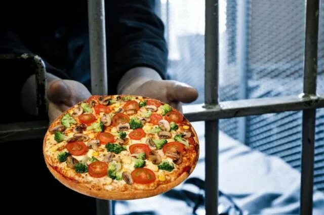 Заказала пиццу чтобы спасти себе жизнь. Пицца в тюрьме. Полицейский с пиццей. Спасаем пиццу. Пицца скрылась.