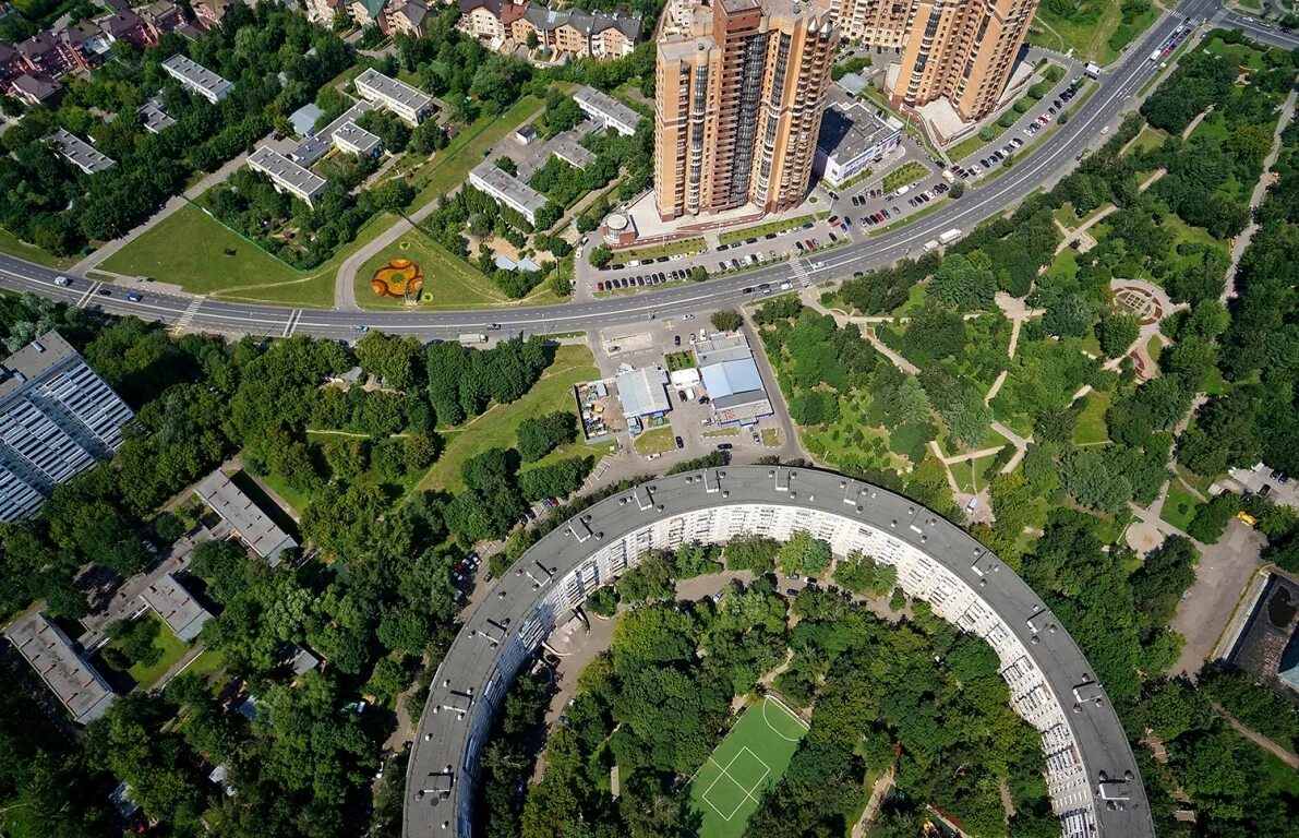 Ул довженко 6. Круглый дом очаково-матвеевское. улица довженко москва круглый дом. круглый дом нежинская 13. круглый дом на нежинской улице в москве.