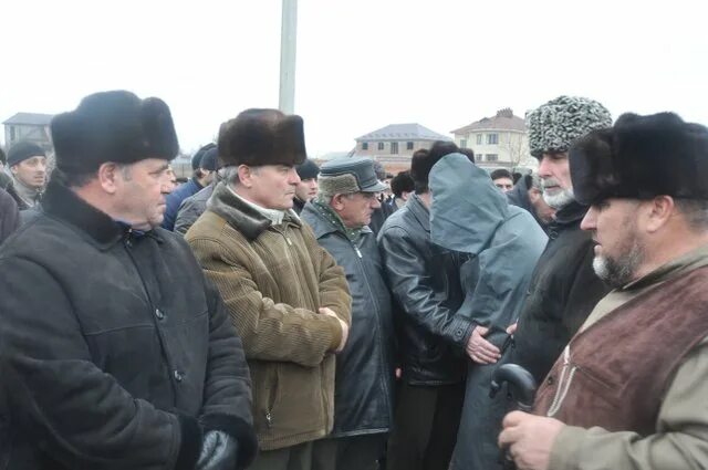 В каких странах есть кровная месть. Традиции кавказа кровная месть. кровная месть на северном кавказе. кровная месть в чечне. традиция кровной мести на кавказе.