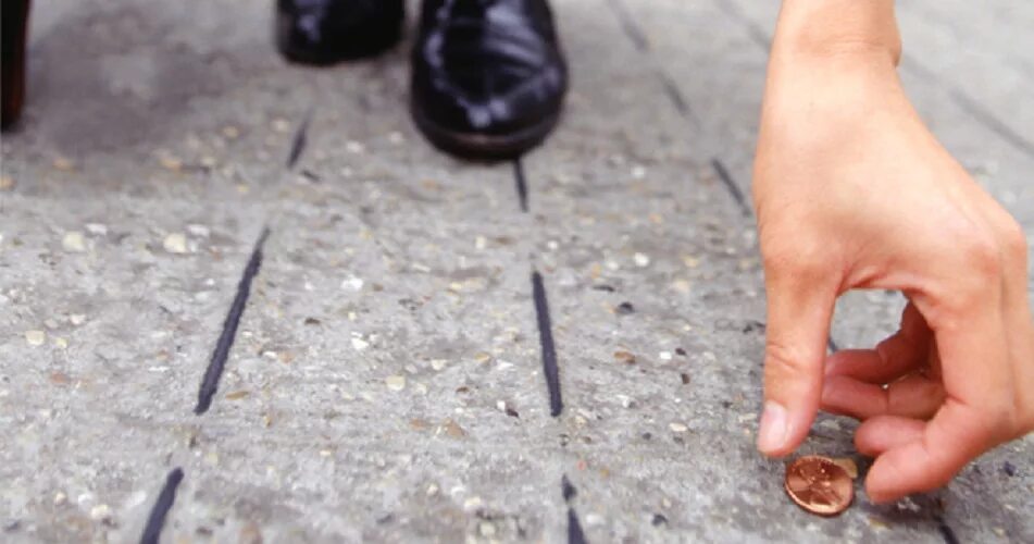 Деньги на дороге. Деньги валяются на улице. Деньги на земле валяются. Человек поднимает на улице купюру. Человек поднимает монетку.