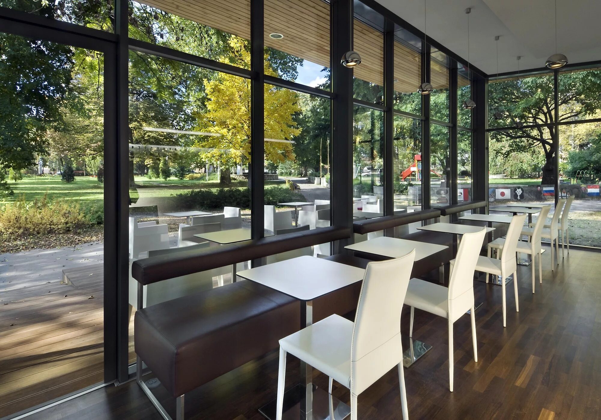 Кафе с панорамными окнами. Интерьер кофе с понарамными окнами. Интерьер кафе с панорамными окнами. Кофейня с панорамными окнами.